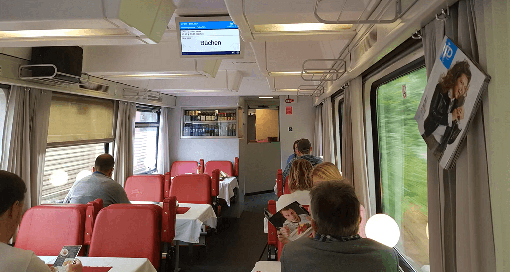 Zurestaurant im Eurocity mit roten Ledersitzen