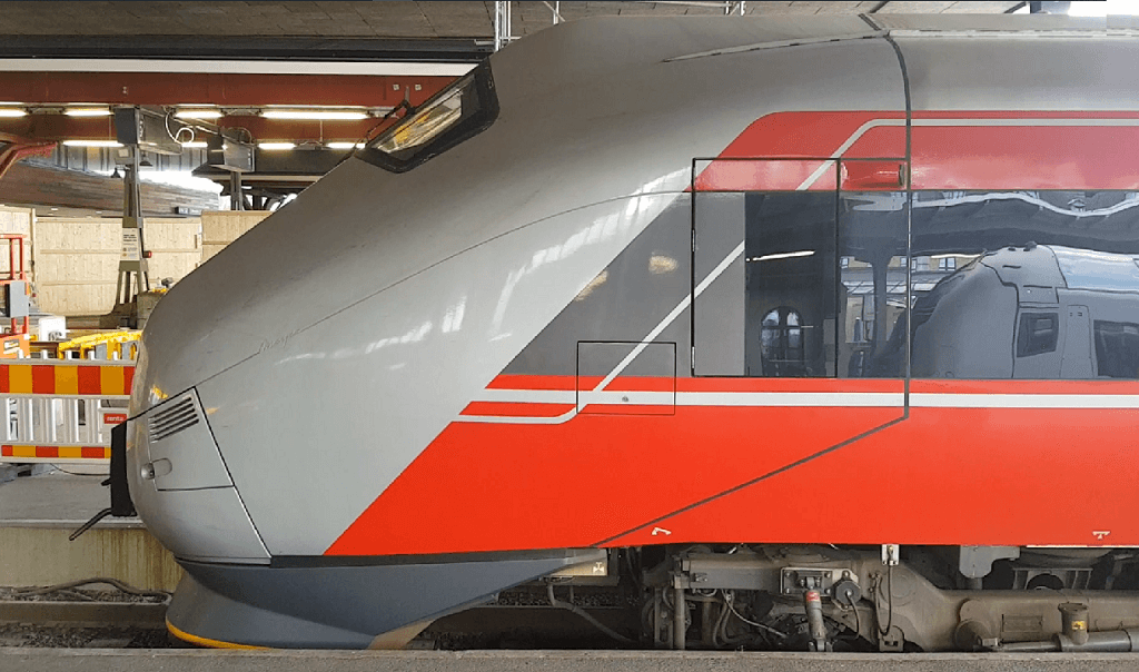 Zugfahren in Skandinavien: Norwegischer Zug VY am Bahnhof in Göteborg