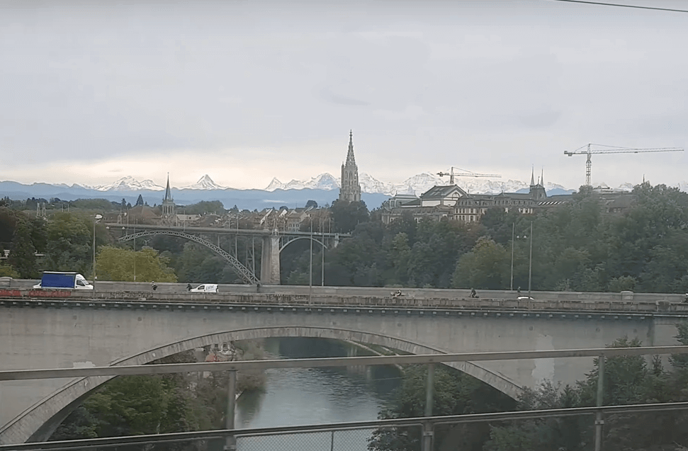 Blick aus dem Zugfenster auf die Stadt Bern