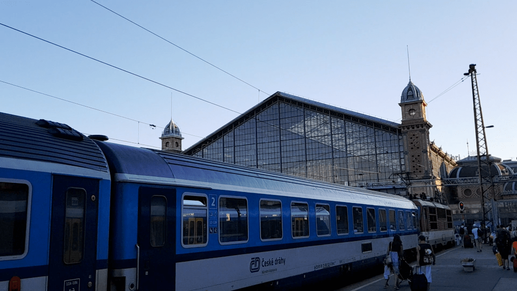 Ankunft des EuroCity am Bahnhof in Budapest