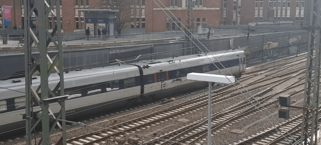 Von Hamburg nach Kopenhagen: Dänischer EuroCity verlässt den Hamburger Hauptbahnhof. 