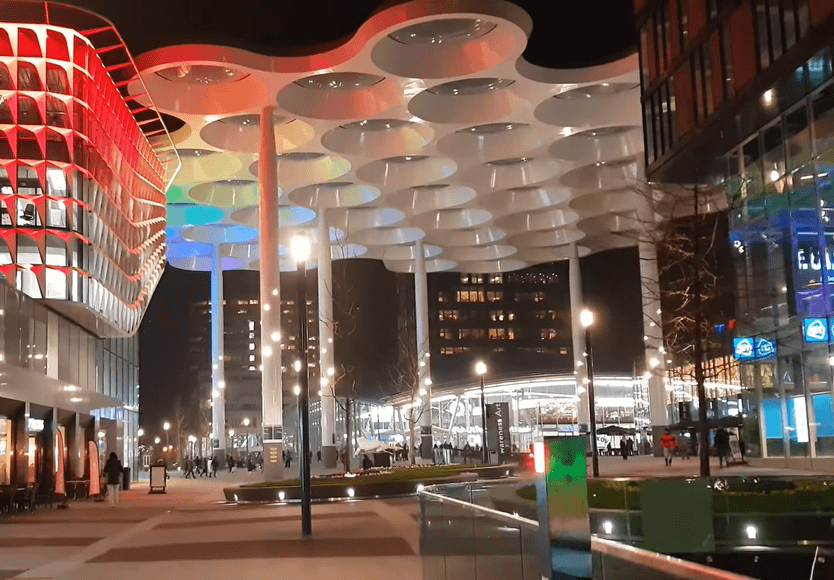 Nach Utrecht mit dem Zug: Futuristischer Bahnhof bei Nacht