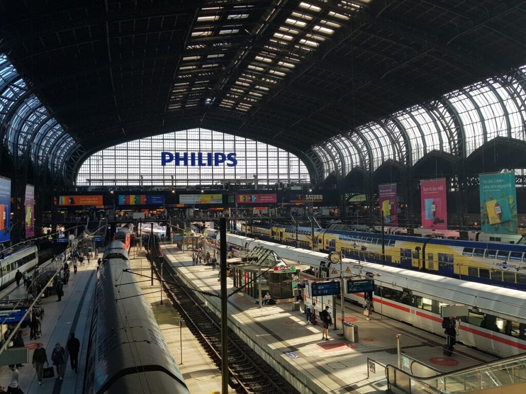 Blick in die Halle vom Hauptbahnhof in Hamburg