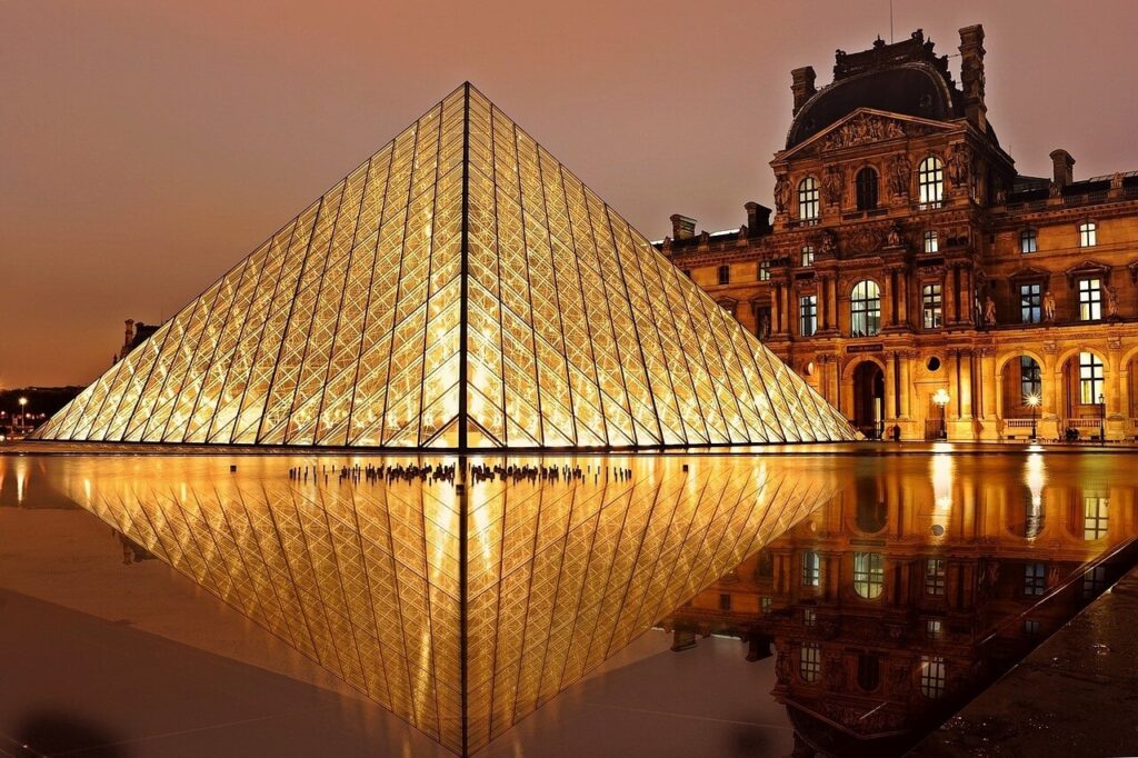 Louvre in Paris bei Nacht